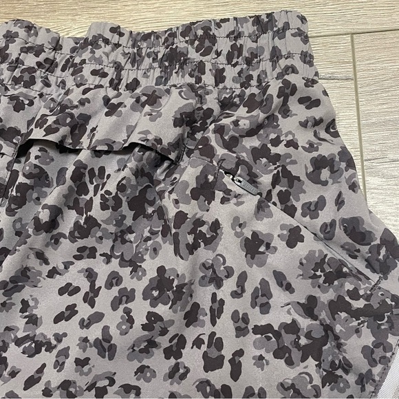Athleta Printed Mesh Racer Run Mid-rise Lined Short Libra Gray Animal Sz XS. - Picture 10 of 10